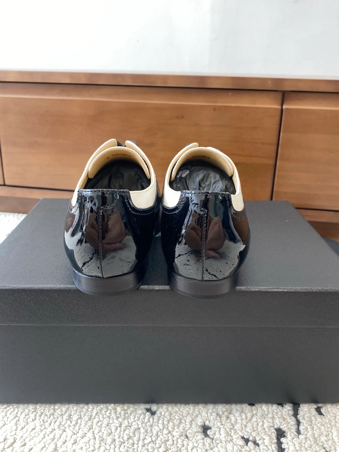 👟👟Ex-factory price 580👟👟 🍀CHANEL｜Chanel Xiaoxiang 25C new autumn and winter products, pointed-toe flat-soled deep-mouth shoes, full of retro style, elegant shoe shape, very pleasing to look at. The pointed toe makes the feet become thinner and looks slender. The classic double-C electric alluring design is particularly fashionable and elegant. The upper is made of top calf patent leather and the lining is silk sheepskin. It is super comfortable. Italian imported cowhide leather outsole. Size: 35-39 (customized 40/41) 👉 👉 👉 Buy now 👉 Buy now 👉